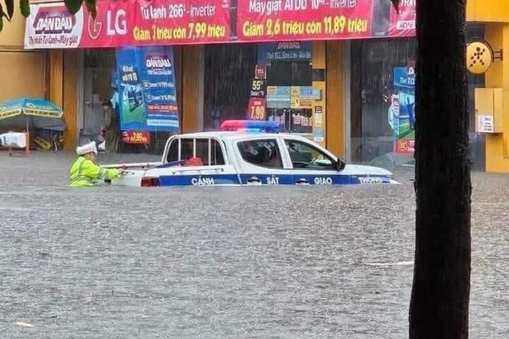 Khu vực phường Yên Thanh, TP Uông Bí, Quảng Ninh ngập hơn 1m.