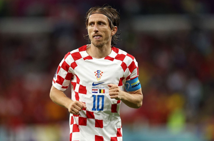 Luka Modric (39 tuổi - Croatia): Modric sẽ tròn 39 tuổi vào tháng 9 năm nay. Anh nhiều khả năng sẽ trở thành ngoại lệ tại Real Madrid, khi được Real Madrid gia hạn hợp đồng khi đã gần 40 tuổi. Tuy nhiên, việc tham gia kỳ EURO 2028 dường như là quá sức với cựu cầu thủ Tottenham.