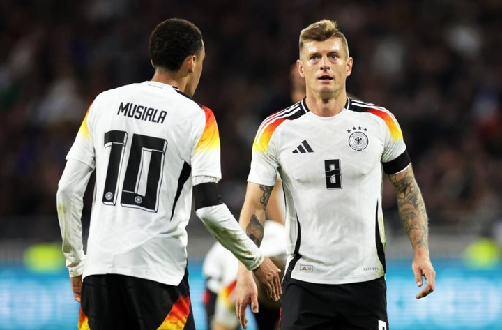 Toni Kroos (34 tuổi - Đức): Lẽ ra Kroos đã treo giày ở mọi cấp độ ngay sau mùa 2023/24. Tuy nhiên, anh thay đổi quyết định để trở lại khoác áo tuyển Đức, dự VCK EURO 2024. “Tôi muốn các con mình được thấy bố của chúng thi đấu tại EURO trên sân nhà”, cựu sao Real Madrid chia sẻ.