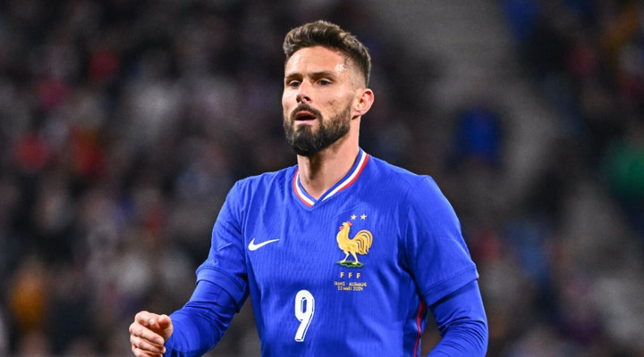 Olivier Giroud (37 tuổi - Pháp): Giroud không cần chạy nhiều, không cần chạm bóng nhiều nhưng luôn là vị trí khó thay thế trong đội hình tuyển Pháp dưới thời HLV Didier Deschamps. Cựu sao Milan nhiều khả năng sẽ giải nghệ ở cấp tuyển sau kỳ EURO diễn ra trên đất Đức.