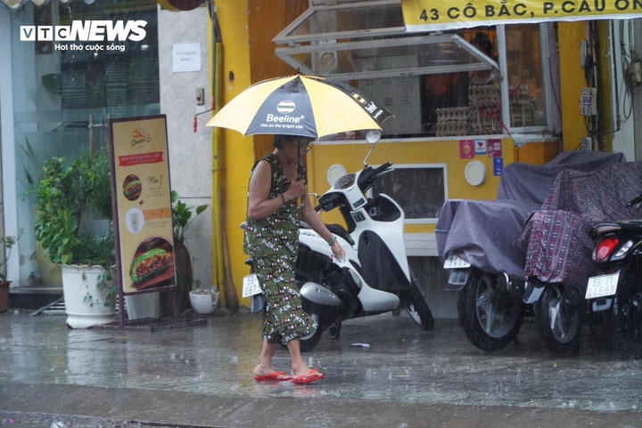 Thời tiết TP.HCM hôm nay 10/6, mây thay đổi, trưa nắng gián đoạn, về chiều tối có mưa rào và dông vài nơi.