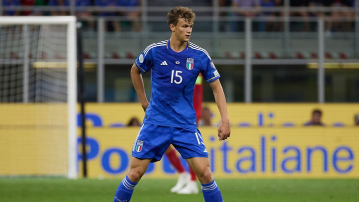 Giorgio Scalvini (Italy - Atalanta - 20 tuổi): Sau khi Giorgio Chiellini giải nghệ, tuyển Italy có thêm một trung vệ tài năng khác cũng mang tên Giorgio. Khác với Chiellini, Scalvini cao hơn, lịch lãm hơn và thích tham gia vào những tình huống triển khai bóng, tấn công nhờ khả năng chơi chân cực tốt. Sao trẻ 20 tuổi đã có 2 mùa giải thăng hoa cùng Atalanta và được HLV tuyển Italy, Luciano Spalletti ngưỡng mộ. Scalvini cùng Alessandro Bastoni có thể tạo thành bộ đôi trung vệ thép của nhà ĐKVĐ EURO.