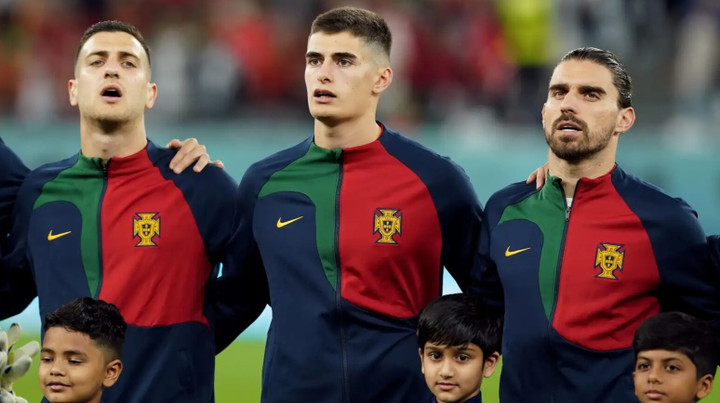 Antonio Silva (Bồ Đào Nha - Benfica - 20 tuổi): Dù mới 20 tuổi, Silva đã sở hữu lối chơi điềm đạm, khả năng lãnh đạo, tầm nhìn và sức mạnh thể chất vượt trội. Trung vệ trẻ này đang là trụ cột của Benfica và được ví như một “Ruben Dias mới”.