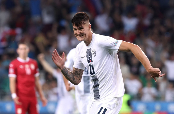 Benjamin Sesko (Slovenia - RB Leipzig - 20 tuổi): Cách đây vài năm, khi nhắc đến tuyển Slovenia, người hâm mộ hầu như chỉ biết đến hai thủ môn lừng danh, Samir Handanovic và Jan Oblak. Giờ đây, bóng đá quốc gia Trung Âu sở hữu một tiền đạo nổi tiếng, đó là Sesko. Sao trẻ 20 tuổi sở hữu bộ kỹ năng của một ngôi sao tấn công hàng đầu, bao gồm tốc độ, sức mạnh, khả năng chọn vị trí và dứt điểm đầy ấn tượng. Sesko được fan ưu ái đặt biệt danh “Haaland của Trung Âu”.