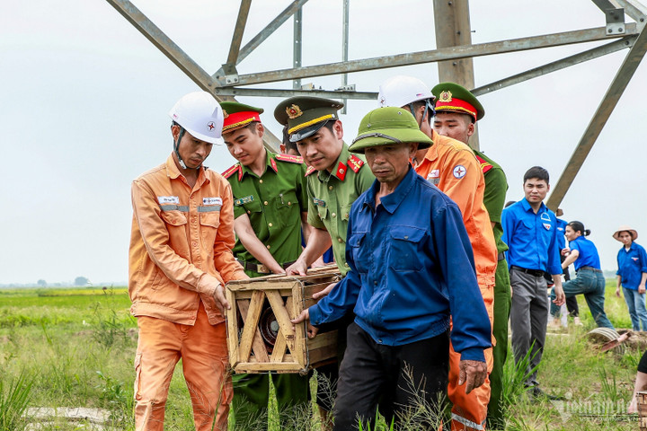 Thủ tướng Phạm Minh Chính kiểm tra, đốc thúc dự án đường dây tải điện 500 kV mạch 3 Quảng Trạch (Quảng Bình) - Phố Nối (Hưng Yên) vào sáng 2/6. Ảnh: VGP