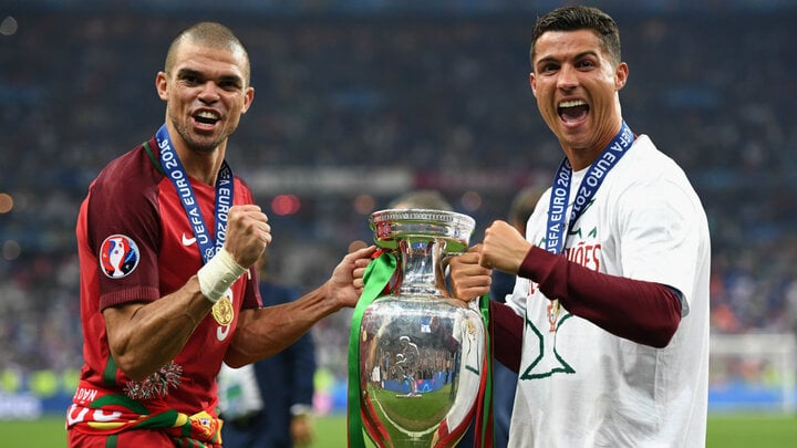 Cristiano Ronaldo (phải) giành danh hiệu lớn đầu tiên cùng ĐTQG tại EURO 2016.