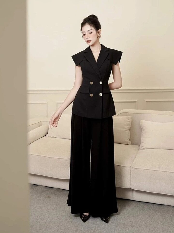 Áo hoặc váy thiết kế cổ vest không tay màu đen rất hợp để diện trong mùa hè.