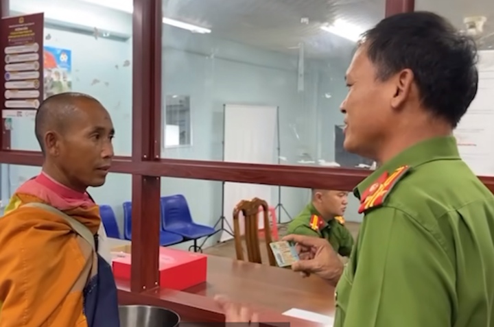 Cán bộ Công an tỉnh Gia Lai trao căn cước công dân cho ông Lê Anh Tú (Thích Minh Tuệ) . (Ảnh: Cắt từ video trên Cổng TTĐT Công an Gia Lai).