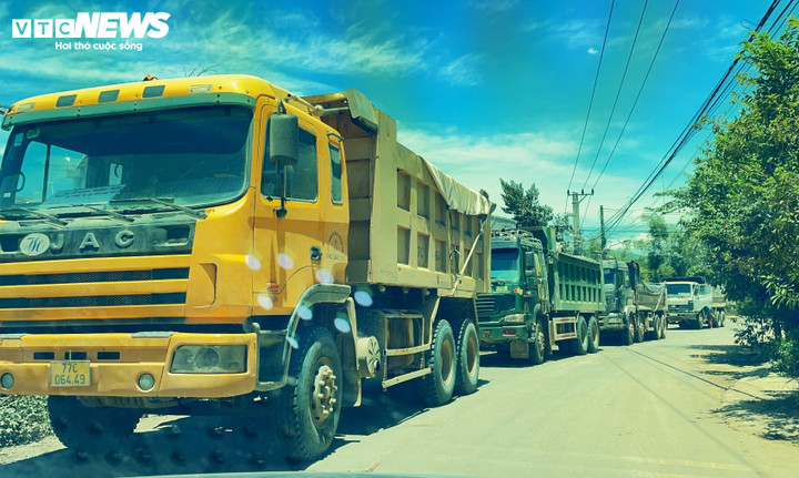 Dù đã 12h nhưng các xe chở vật liệu phục vụ thi công vẫn ùn ùn đổ về tuyến đường qua thôn nhỏ Đông Lâm, xã Nhơn Lộc (TX An Nhơn, Bình Định).
