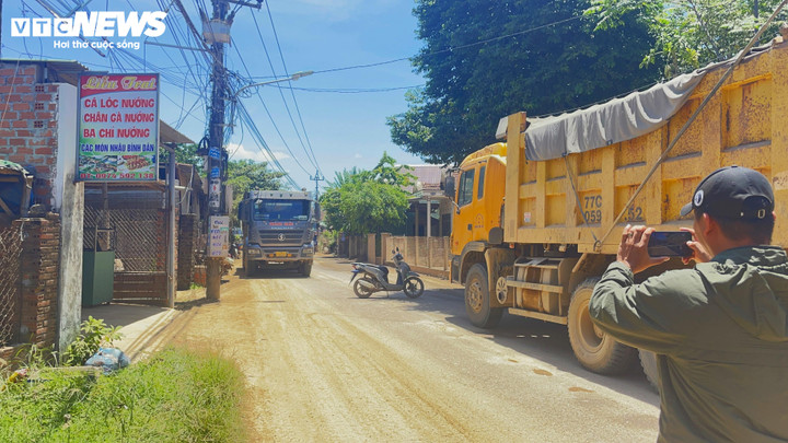 Phóng viên ghi nhận cảnh người dân dùng xe máy chắn ngang đường không cho xe thi công cao tốc đi qua.