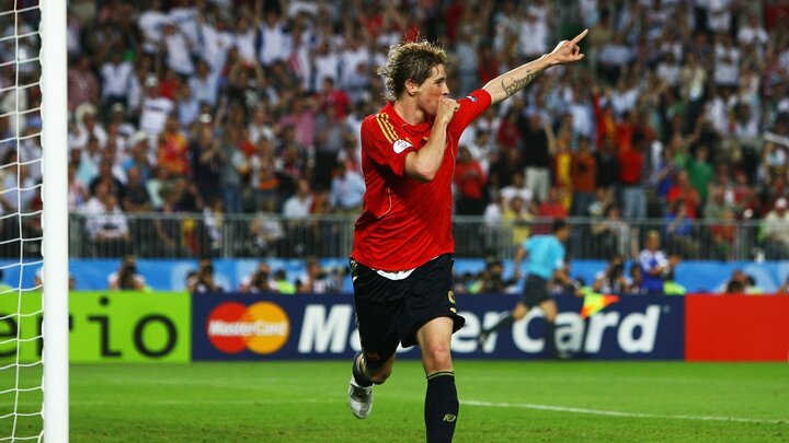 Fernando Torres ghi bàn trong trận chung kết EURO 2008 và EURO 2012.