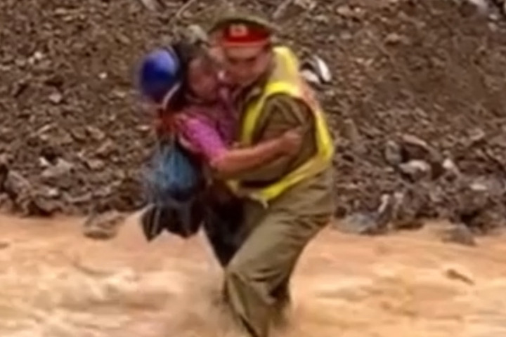 Thượng uý Nguyễn Mạnh Tường lao vòng dòng lũ cứu người bị nạn ở huyện Mèo Vạc chiều 10/6.