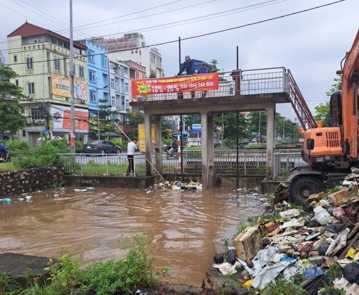 Công tác nạo vét, khơi thông các tuyến kênh tiêu đảm bảo thông thoáng dòng chảy tại xã Liên Phương.