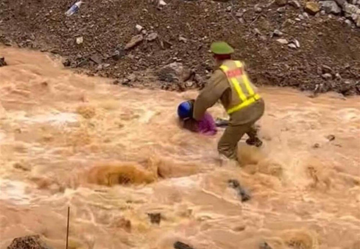 Thượng úy Nguyễn Mạnh Tường lao ra dòng nước xiết cứu người.