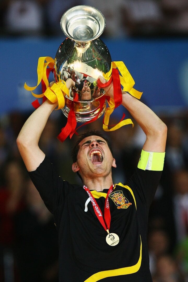 Iker Casillas là cầu thủ duy nhất từng nâng cao chiếc cúp EURO ở 2 VCK liên tiếp.