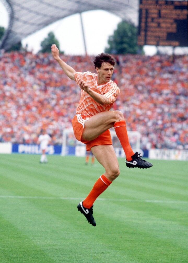 Marco Van Basten tung cú sút không tưởng tại trận chung kết EURO 1988 vào lưới ĐT Tây Đức