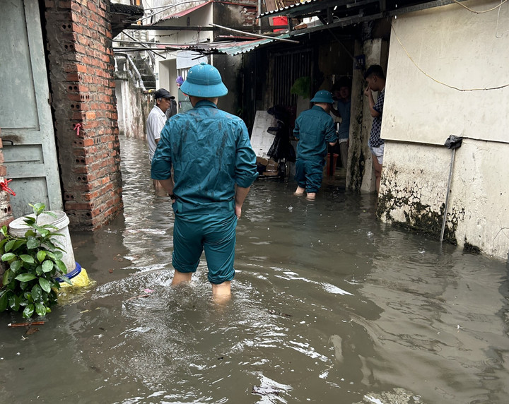 Đội dân quân tự vệ đi kiểm tra tình hình ngập, úng tại xã Liên Phương.