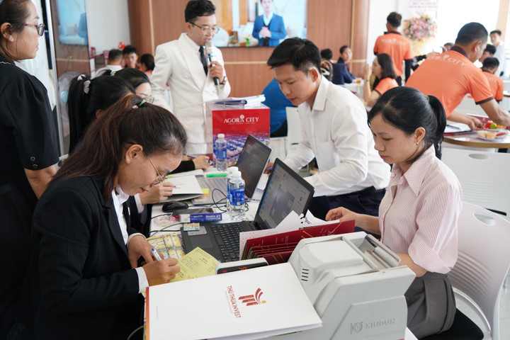 Không khí giao dịch sôi động tại sự kiện.