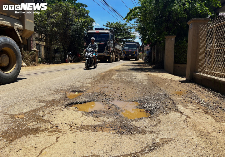 Đường nhỏ liên thôn bị xe thi công ngày đêm "băm nát".