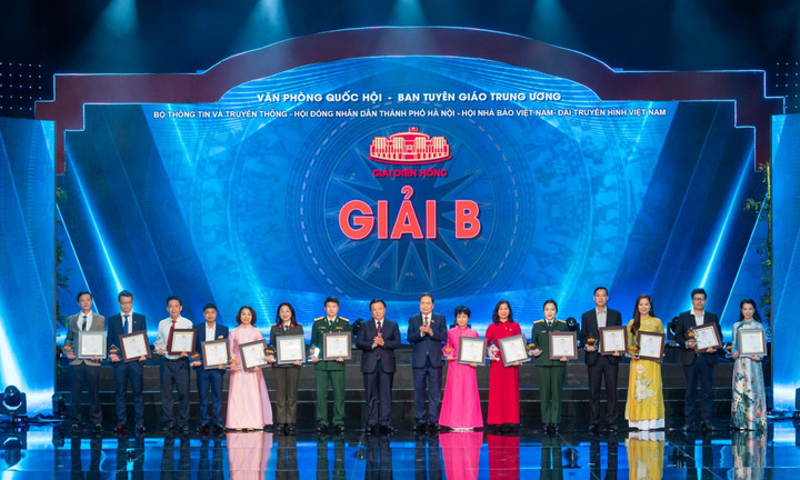 Các tác giả/nhóm tác giả đoạt Giải B Giải Diên Hồng lần thứ 2 - năm 2024. (Ảnh: quochoi.vn)