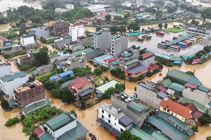 TP Hà Giang chìm trong biển nước sau cơn mưa lớn sáng 10/6.