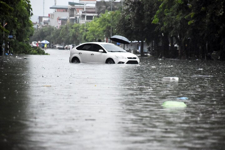 Mưa lớn tại Quảng Ninh khiến hàng loạt ô tô bị ngập.
