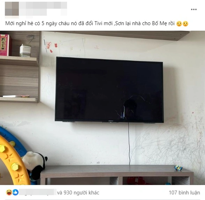 Một phụ huynh khác than: "Mới nghỉ hè, cháu nó đã đổi tivi mới, sơn lại nhà cho bố mẹ rồi". Nhìn chiếc tivi bị hỏng, tường chi chít các bức vẽ trìu tượng bố mẹ không biết nên khóc hay cười.