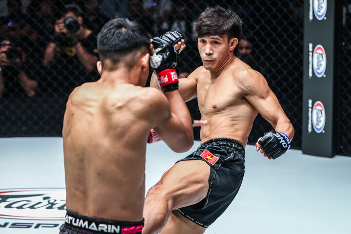 Nguyễn Trần Duy Nhất giành chiến thắng trước Johan Ghazali ở ONE Championship hôm 8/6
