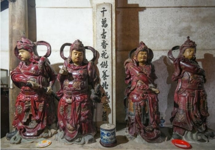 Một hàng tượng Bát bộ Kim Cang tại chùa Dâu.