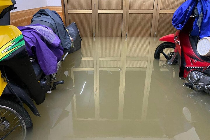 "Nước có lúc dâng lên đến ngang cổ tôi, khiến nhiều đồ đạc trong nhà bị hỏng hóc", chị Trang (ở TP Hà Giang) chia sẻ.