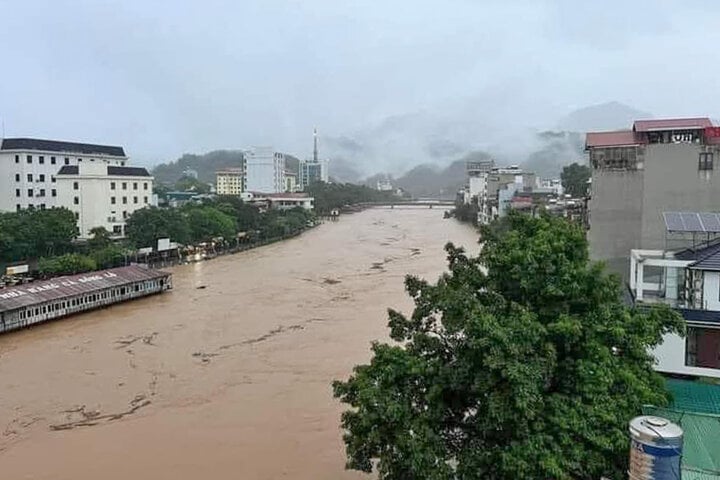 Đến sáng nay (10/6), trời vẫn mưa tầm tã, nhiều khu vực ở trung tâm TP Hà Giang giao thông tê liệt, người dân không thể di chuyển.