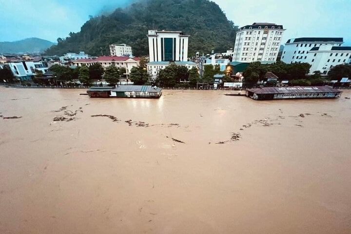 Mưa lớn trút xuống Hà Giang từ đêm 8/6 khiến nhiều tuyến phố chìm trong biển nước.