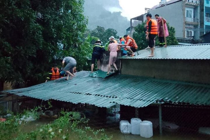 Nước lũ dâng nhanh khiến nhiều gia đình không kịp sơ tán, phải trèo lên mái nhà chờ lực lượng chức năng đến cứu hộ.