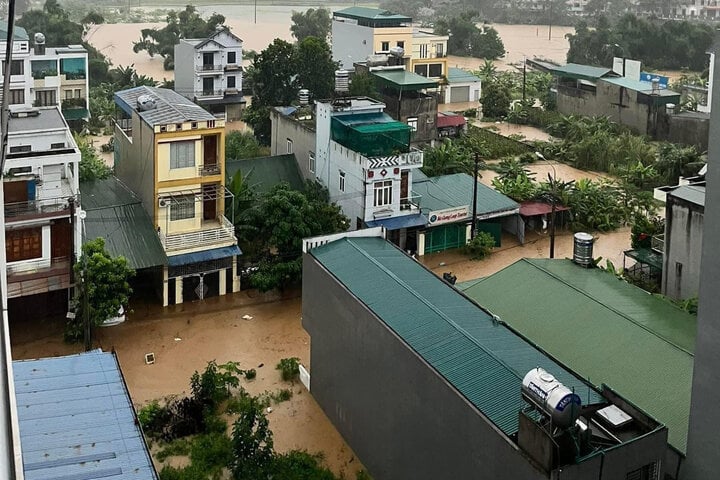 Tại các tuyến đường như Trần Phú, Bà Triệu, Nguyễn Trãi, Nguyên Văn Linh..., nước dâng cao với mức ngập 20-60 cm.