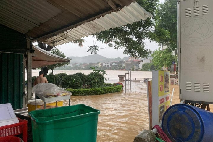 Theo Ban Chỉ đạo quốc gia về phòng chống thiên tai, lúc 4h30, mực nước trên sông Lô tại trạm thủy văn TP Hà Giang đã vượt báo động ba 0,05 m. Trong những giờ tới, nước tiếp lên trên báo động ba 1-1,5 m, diện ngập lụt mở rộng.
