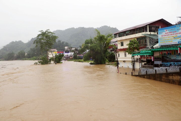 Mưa lớn kéo dài từ đêm 9/10 đến ngày 10/6 khiến nước sông Lô ở TP Hà Giang dâng cao, gây ngập lụt các hộ sống ven sông. (Ảnh: Báo Hà Giang)