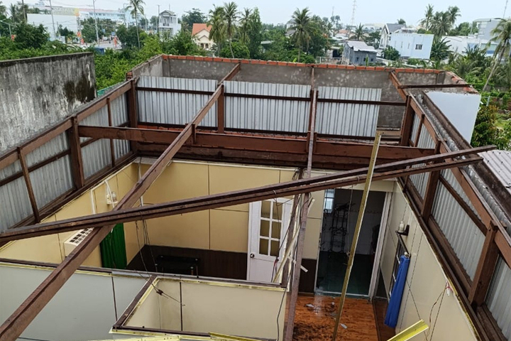 Một căn nhà tại TP Châu Đốc (An Giang) bị tốc mái trong cơn dông chiều 8/6. (Ảnh: Hau Nguyen)