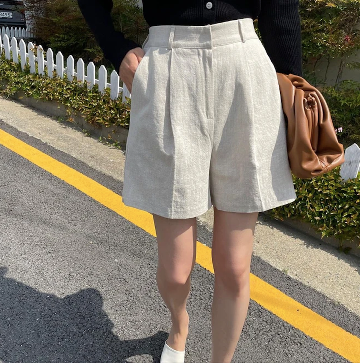 Quần linen có chất liệu mềm mại, thoáng mát.