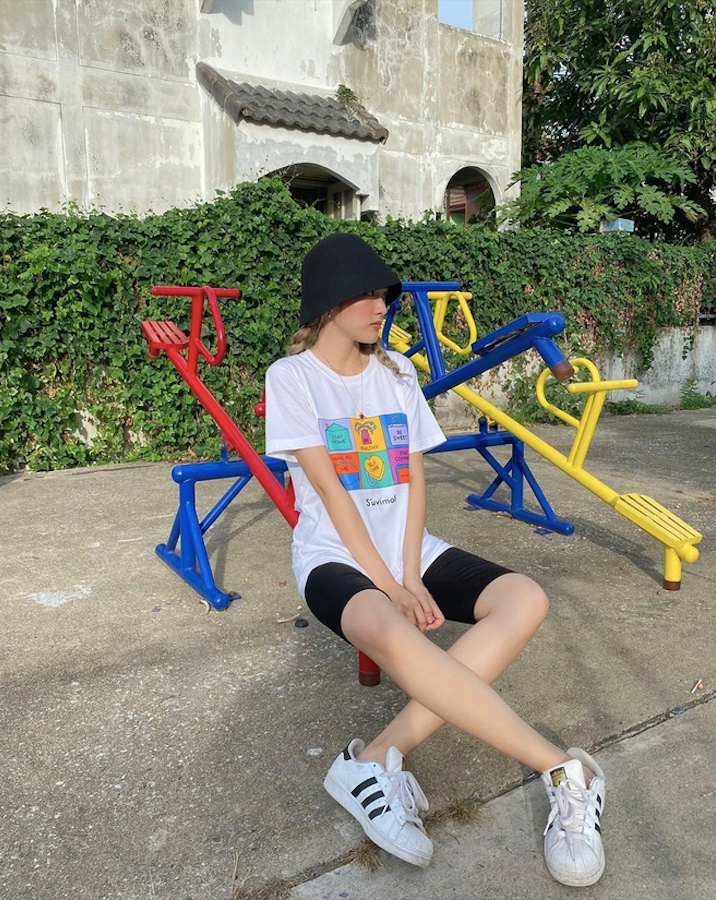 Quần biker mang đến vẻ ngoài năng động, khoẻ khoắn.