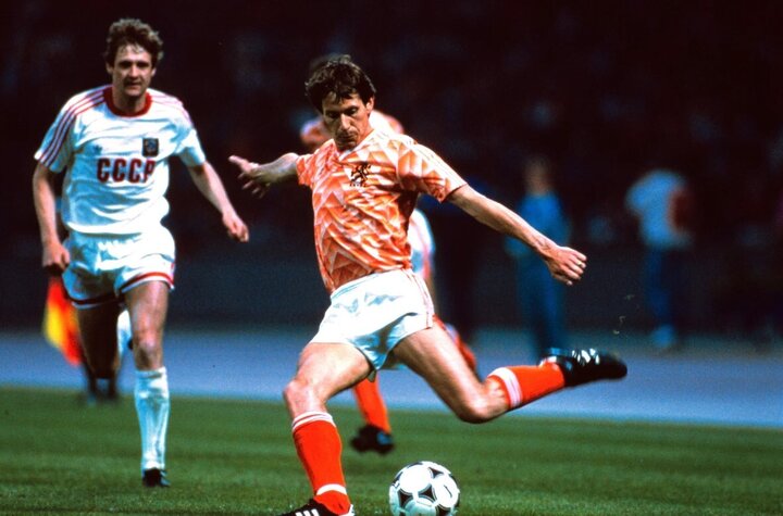 Cầu thủ lớn tuổi nhất từng vô địch EURO là Arnold Muhren, khi ông lên ngôivương  châu Âu cùng tuyển Hà Lan vào năm 1988. Đây cũng là một kỷ lục Ronaldo có thể chinh phục tại EURO 2024.