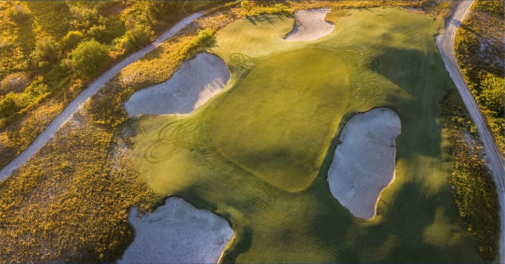 Những ý tưởng thiết kế tuyệt vời đó được nhà thiết kế Nicklaus Design mang tới cho sân gôn Golden Sands Golf Resort như là "Một món quà dành cho môn thể thao tinh hoa".