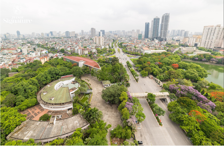 Trục đại lộ Nguyễn Văn Huyên, Cầu Giấy với 4 làn xe thoáng rộng.