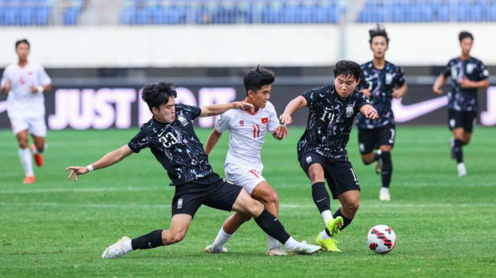 U19 Việt Nam nỗ lực tìm kiếm bàn gỡ.