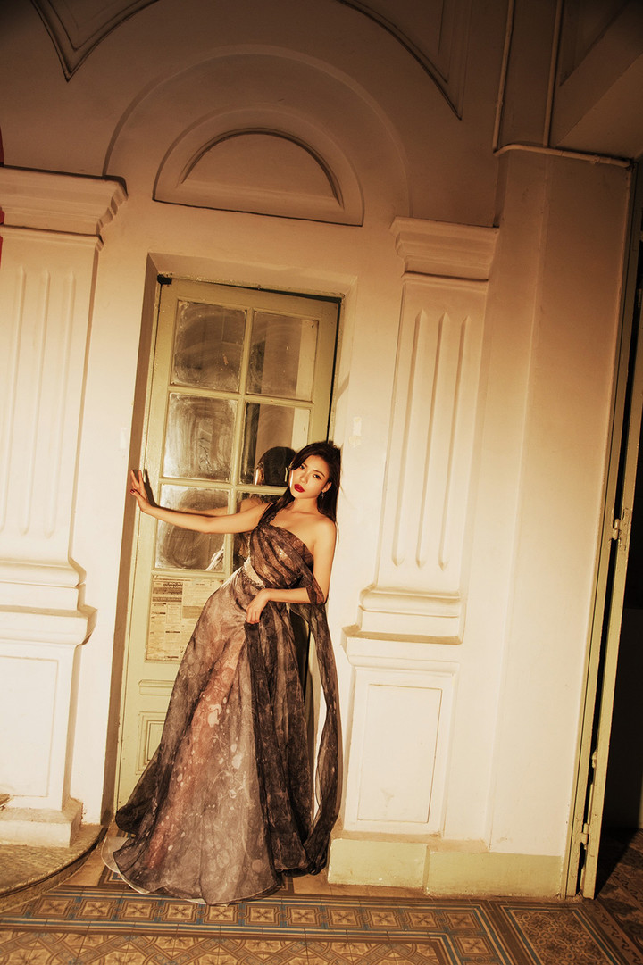 "Tôi đang có rất nhiều lời mời tham gia các dự án mới. Tuy nhiên, tôi sẽ chọn lựa cho mình vai diễn nào lạ và khác biệt các vai trước đó để tham gia. Hiện tại, tôi muốn tập trung thời gian cho tổ ấm nhỏ, dành thời gian nghỉ ngơi và bù đắp cho chồng con khoảng đi xa nhà”, Thúy Diễm chia sẻ.