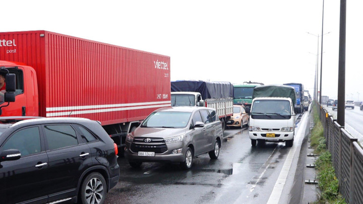 Ô tô nối đuôi nhau trên đường Vành đai 3.