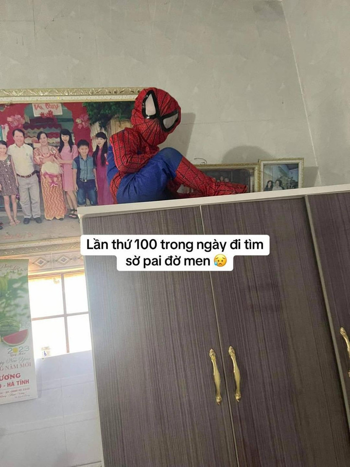 Chia sẻ trên trang cá nhân, phụ huynh có tên là Bùi Huề cho biết dù con mới nghỉ hè được hơn 10 ngày nhưng vợ chồng chị một ngày đi tìm con cả trăm lần, thậm chí có lúc cháu còn leo lên nóc tủ ngồi để trốn bố mẹ. Bài viết của chị thu hút hàng trăm người thả cảm xúc "haha".