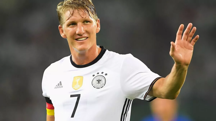 Bastian Schweinsteiger cũng có 5 kiến tạo tại EURO trong màu áo tuyển Đức. Dù đã vô địch World Cup với tuyển Đức vào năm 2014 nhưng ở EURO, tiền vệ này chưa có lần nào nâng cao chức vô địch. Thành tích tốt nhất của Bastian Schweinsteiger ở EURO là vị trí á quân năm 2008.