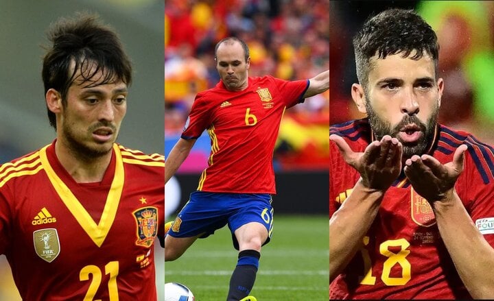 David Silva, Iniesta và Jordi Alba của Tây Ban Nha đều có 4 lần kiến tạo tại EURO. Cả 3 đều vô địch EURO với đội tuyển xứ bò tót. Trong số này, David Silva và Iniesta cùng đội tuyển Tây Ban Nha nâng cao cúp vô địch EURO 2008 và 2012. Trong khi đó, Jordi Alba vô địch EURO với Tây Ban Nha ở EURO 2012.