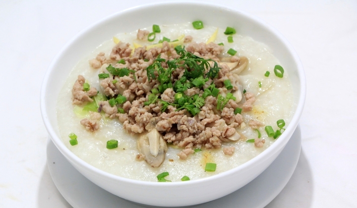 Cơm nguội nấu cháo đỡ mất thời gian hơn. (Ảnh: B.L)