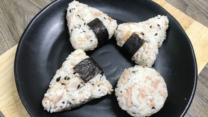 Cơm nắm kiểu Nhật làm từ cơm nguội. (Ảnh: T.H)